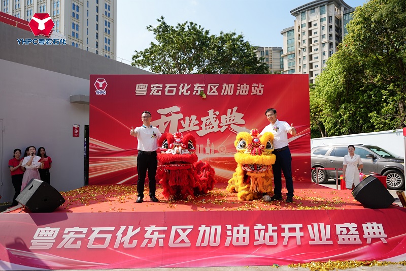 董事长徐克伟先生与舞狮合影.jpg